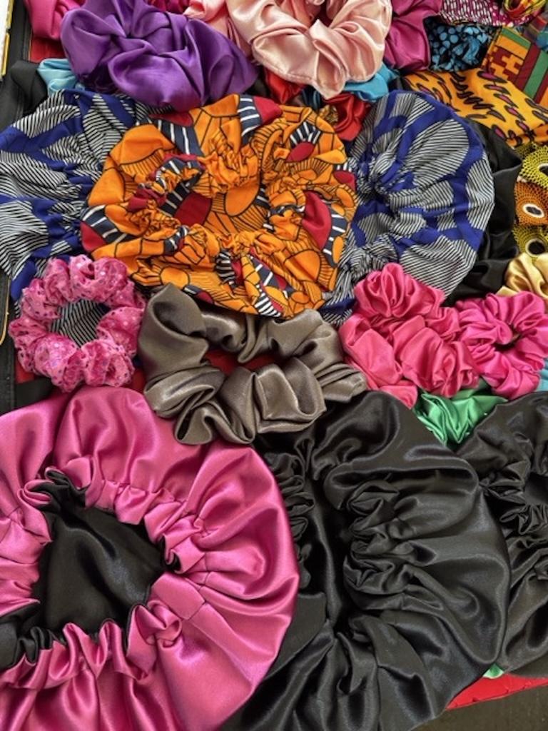 Bonnets en satin, wax ou madras
Chouchous colorés
Tote bags faits main
Poupées habillées artisanalement