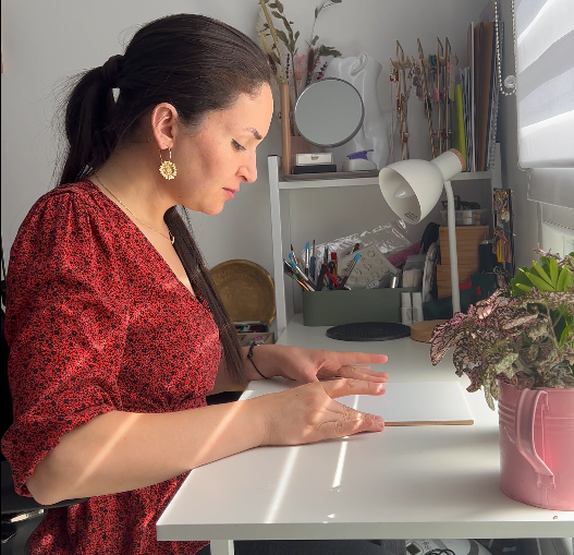 La créatrice Soumia qui prépare l'atelier pour commencer la création