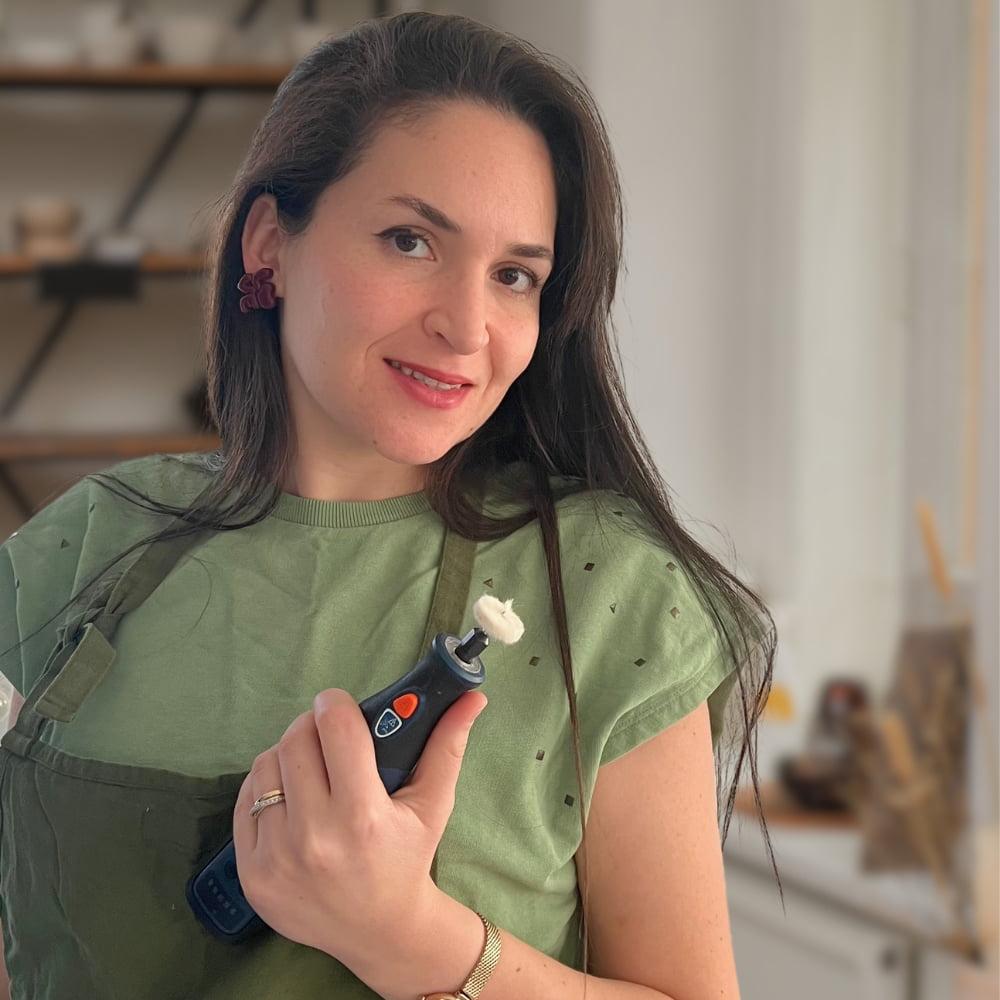 Soumia, créatrice de bijoux faits main, tenant une panseuse dans son atelier. Spécialiste des bijoux personnalisés pour anniversaires, mariages, EVJF et cadeaux uniques. Contactez-moi pour une création sur-mesure !