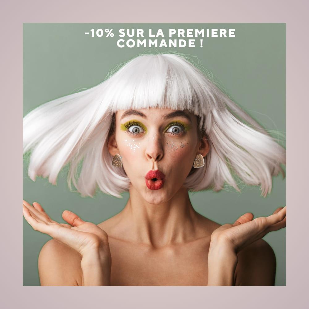 Femme exprimant son enthousiasme tout en portant des boucles d'oreilles faites main de Flowerinlife. Expression de surprise et de joie