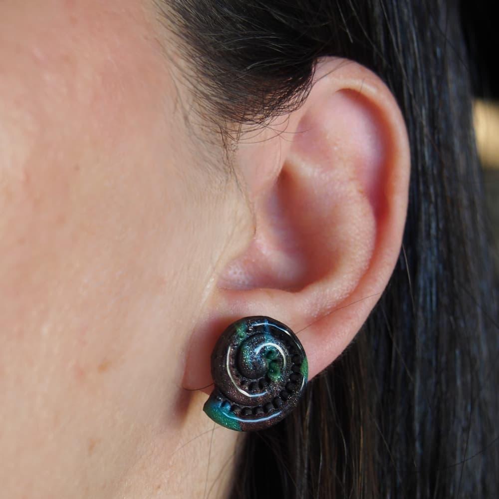 Boucles d'Oreilles Clous marron forme de coquillage faits Main | Flowerinlife Bijoux
Découvrez nos boucles d'oreilles clous faits main, parfaites pour ajouter une touche d'élégance et de simplicité à votre style. Fabriquées avec soin et passion.
