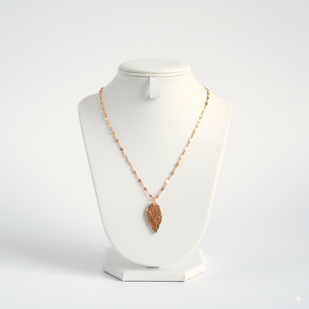 Colliers Faits Main et Uniques | Flowerinlife Bijoux, colliers faits main pendentif goute détails doré, conçus pour captiver et inspirer. Des créations boho-chic, marbrées et dorées, parfaites pour toutes les occasions.