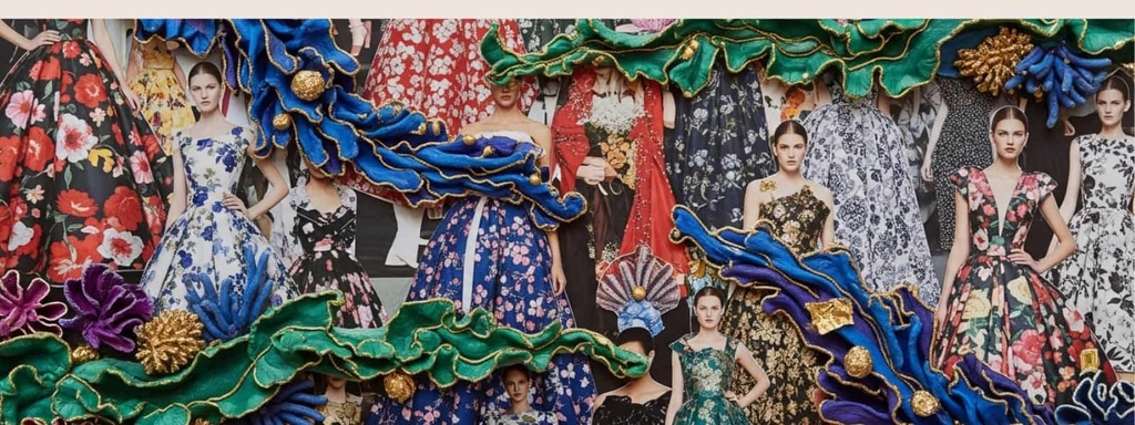 Une riche composition artistique de type collage qui mélange la mode et la sculpture. L'image présente un assemblage de photographies de mannequins vêtus de robes de bal fleuries, sur lequel sont superposés d'imposants éléments sculpturaux en trois dimensions. Ces éléments, aux couleurs vives de bleu, vert et violet avec des touches dorées, évoquent un paysage de fonds marins ou un récif de corail. Les formes organiques et ondulées, qui semblent inspirées par la pâte polymère, créent une texture et une profondeur saisissantes.