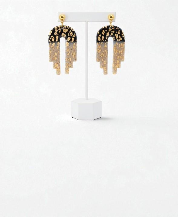 Boucles d'Oreilles Pendantes Artisanales | Flowerinlife Bijoux
Nos boucles d'oreilles pendantes, faites main, ajoutent une touche de sophistication et de charme à votre tenue. Des pièces uniques pour exprimer votre style.