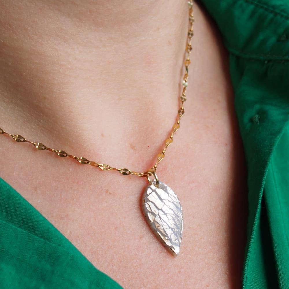 Colliers Faits Main et Uniques | Flowerinlife Bijoux, colliers faits main pendentif goute détails doré, conçus pour captiver et inspirer. Des créations boho-chic, marbrées et dorées, parfaites pour toutes les occasions.