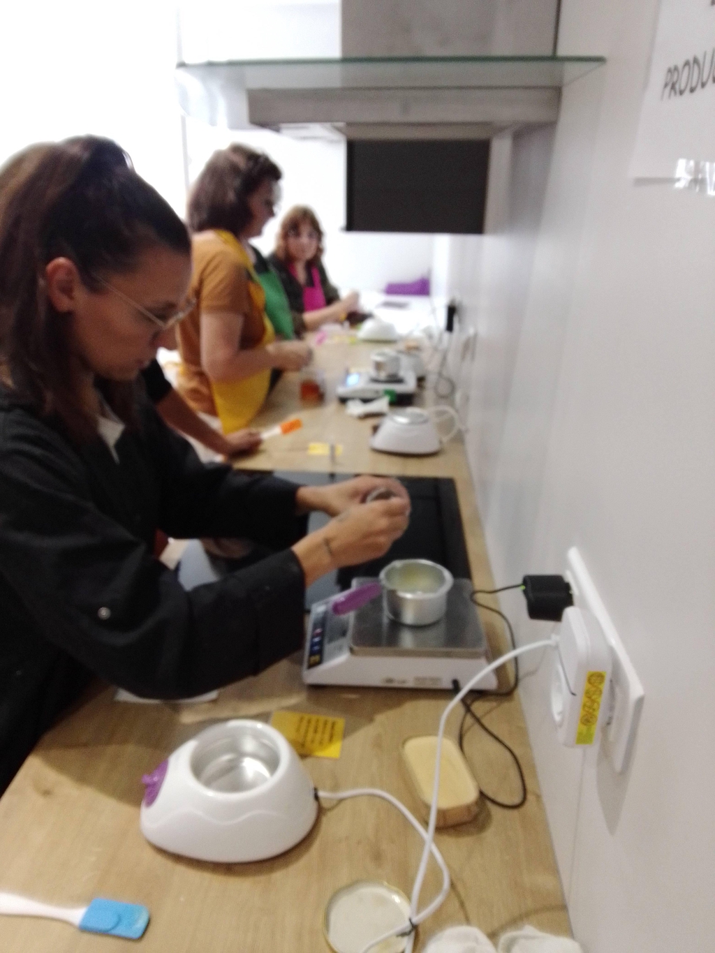 Je te propose environ 2h dans mon laboratoire pour apprendre les bases de la saponification à froid
Tu pourras t'essayer sur une de mes recette et repartir avec TON savon que TU auras confectionné
B O N U S
Je t'apprendrais aussi à faire ton baume à lèvres complétement N A T U R E L
Places limitées.
inscriptions & infos par mail ou sms
A partir de 13 ans accompagné d'un parent.