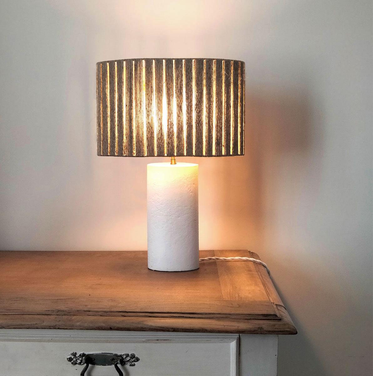 Lampe à poser artisanale en papier mâché recyclé et abat-jour tissé à la main en lin naturel.