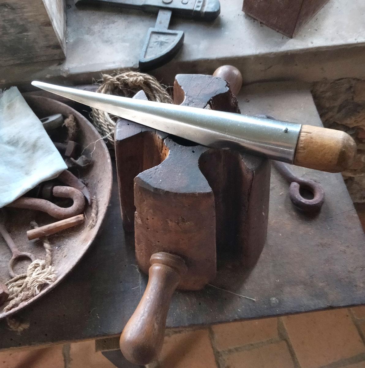 Outil utilisé pour la fabrication de cordes. Corde en fibres naturelles. Corde en lin et chanvre. A voir au musée de la corderie Plantive à Machecoul près de Nantes. Héritage artisanale.