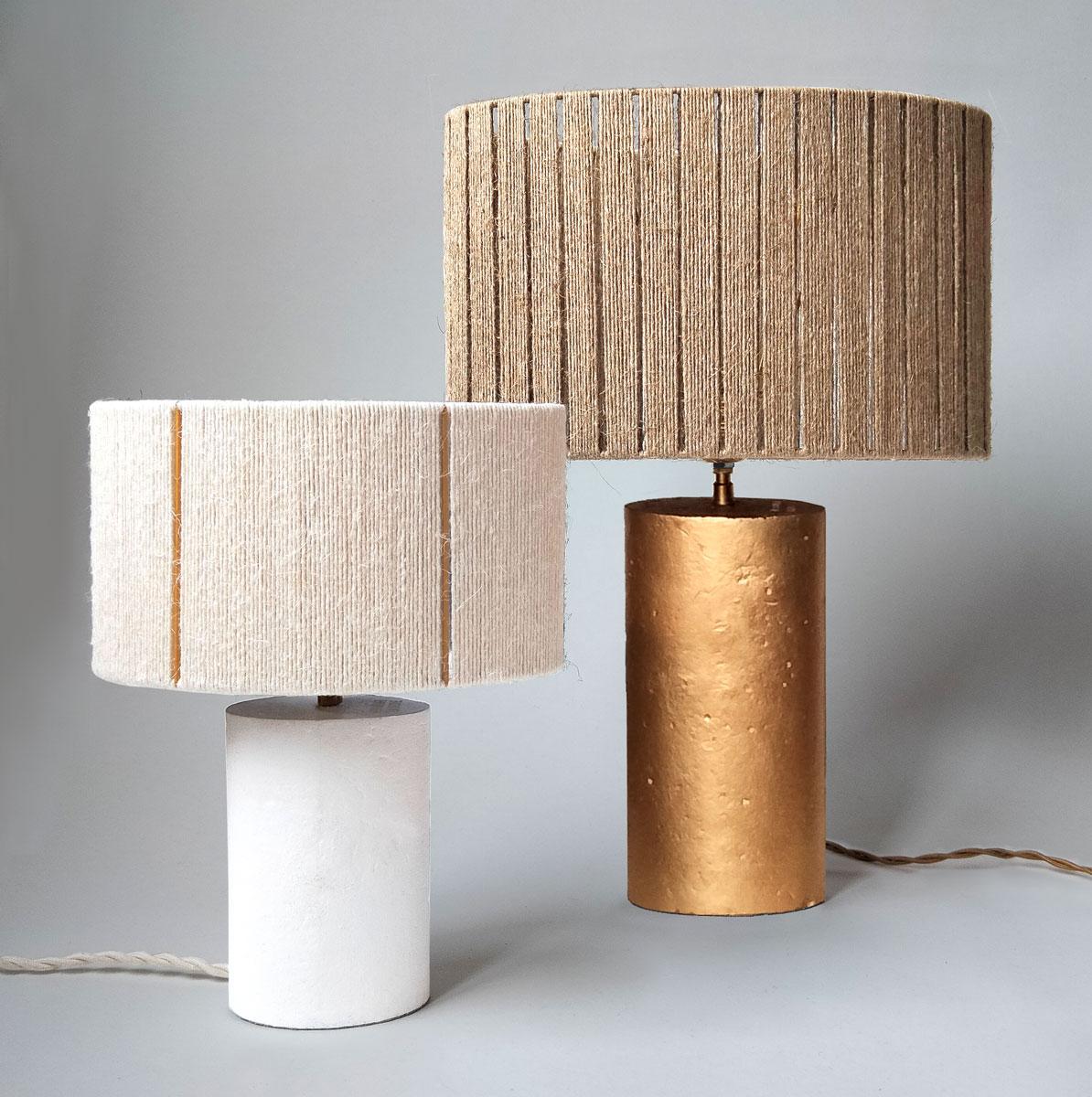 Lampes à poser Hermine Trigère. Design, éco responsables et artisanal. Lampes tissées en lin et papier recyclé. Lampe dorée et abat-jour en ficelles de lin. Petite lampe de chevet blanche, abat jour en ficelle de lin blanc.
