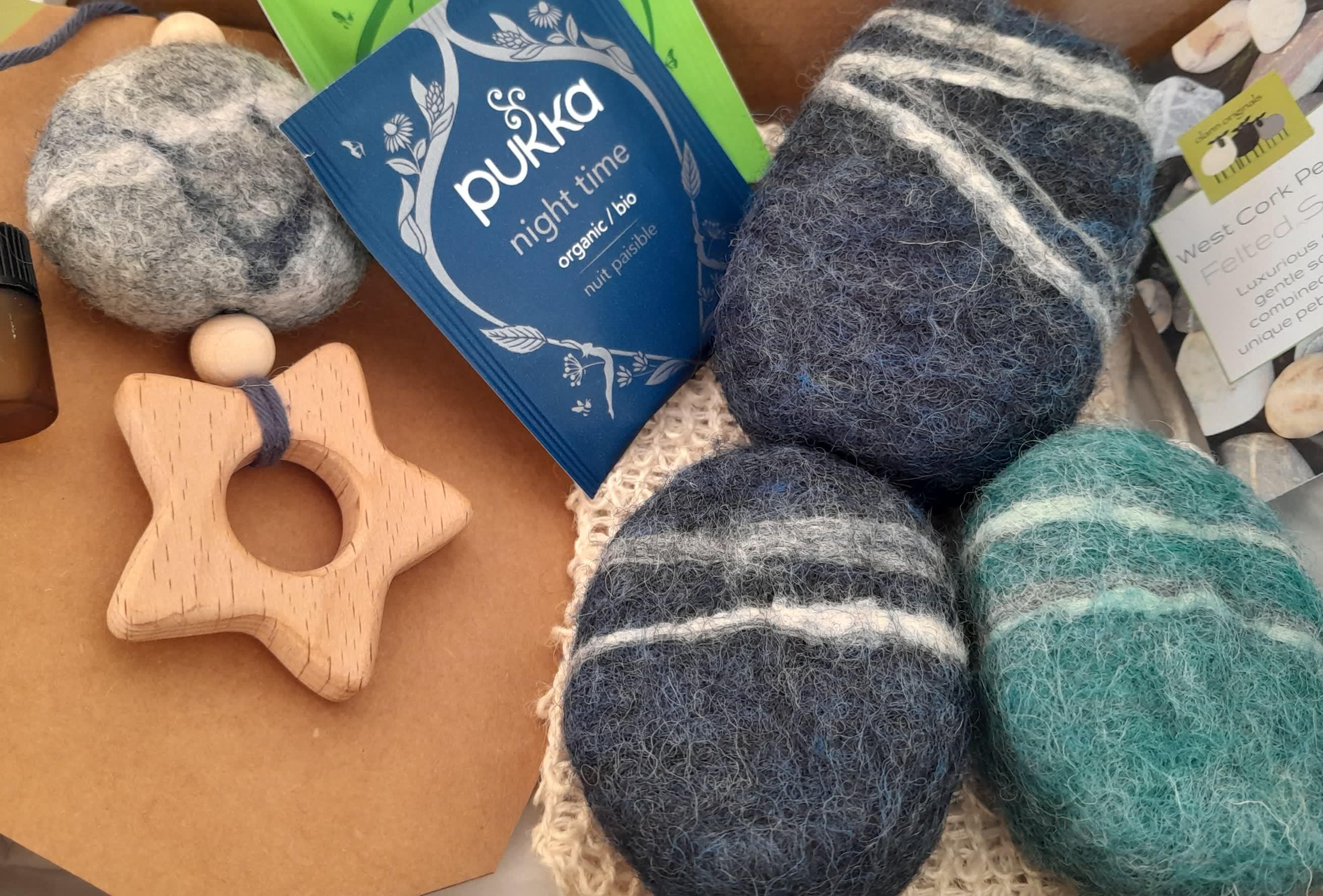 box containing three felted soaps, a star fragrancer, a sisal pouch, organic tea