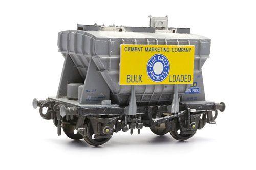 Plastic Kits to build rolling stock, Platforms, Fences and others