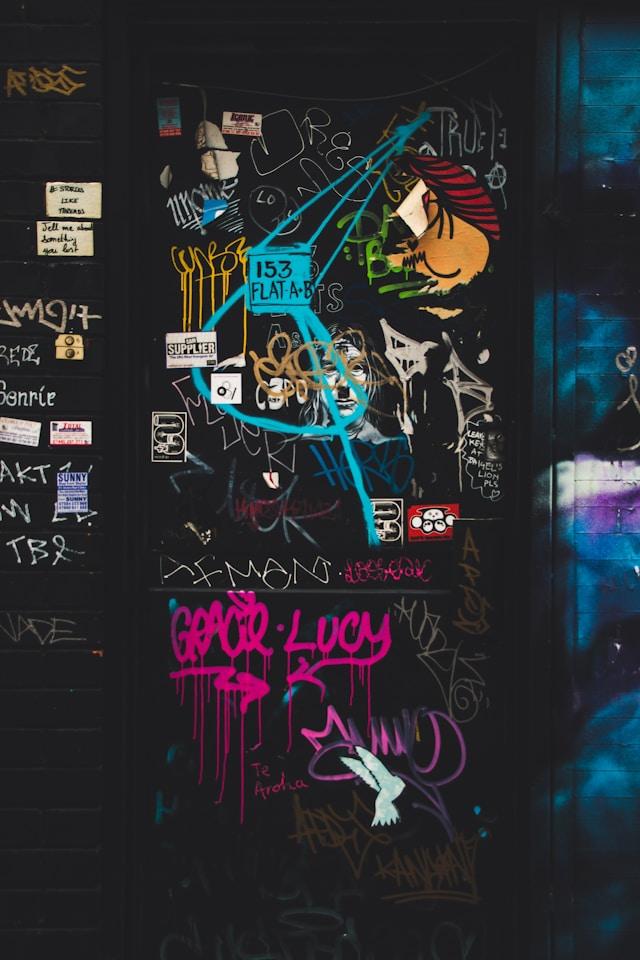 Photo représentant des graffitis sur un mur