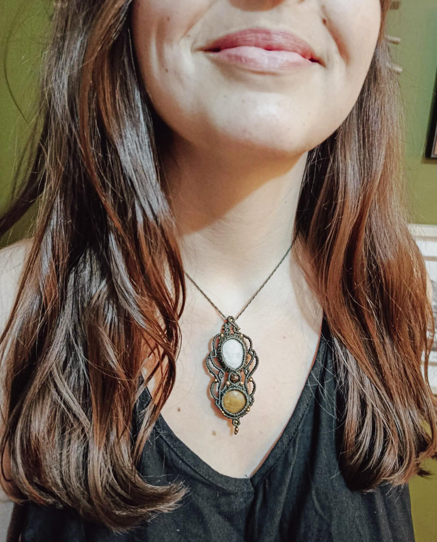 Collection de bijoux artisanaux Slowfil : colliers, bracelets et boucles d'oreille en micromacramé ornés de galets naturels récoltés sur les plages de Bretagne.