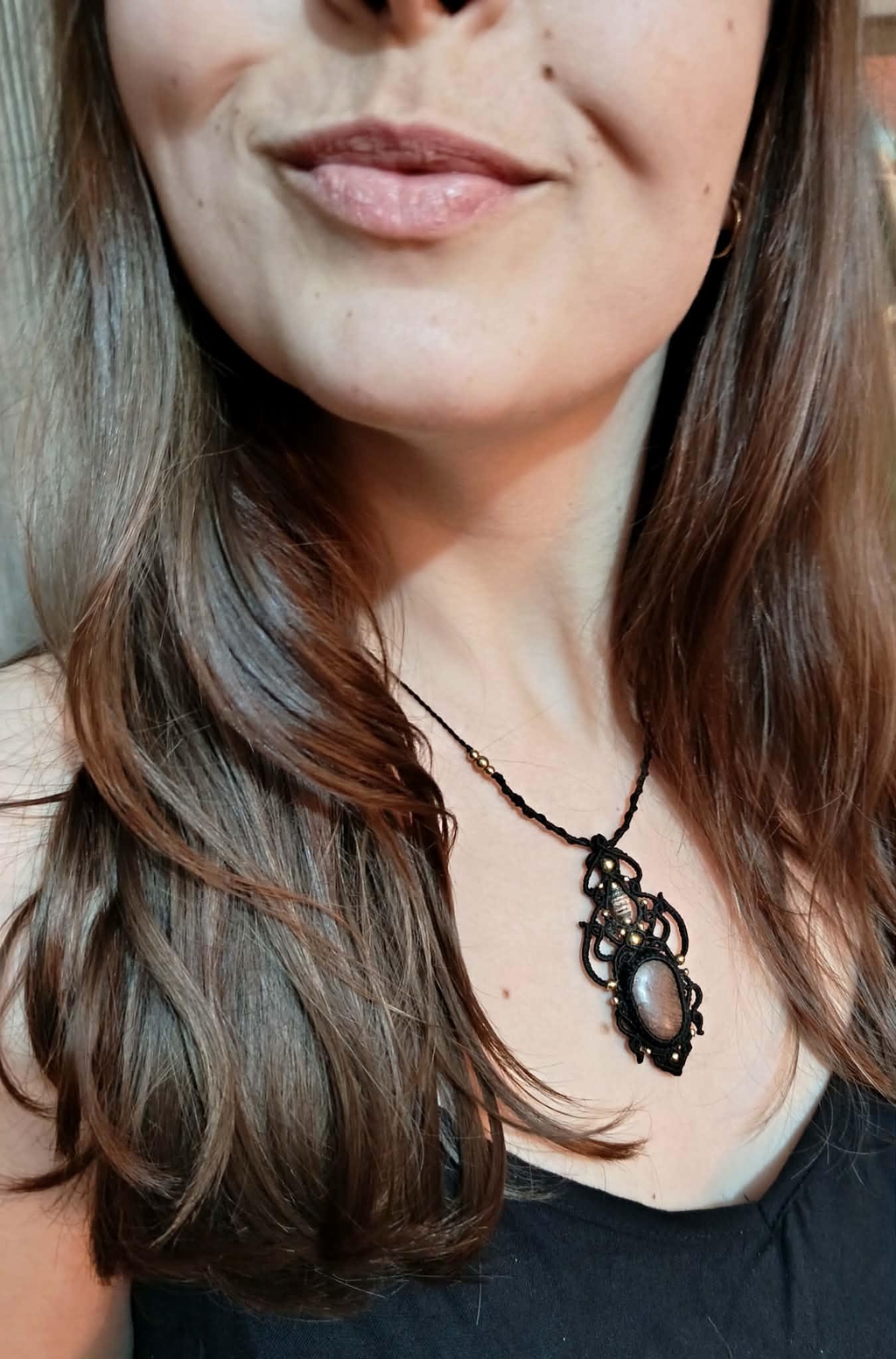 Colliers pendentifs Slowfil en micromacramé et galets bretons polis par la mer, créations artisanales uniques ajustables.