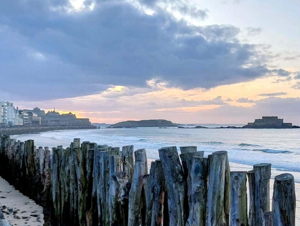 Brise-lames historiques sur la plage du Sillon à Saint-Malo, source d'inspiration sauvage et minérale pour les bijoux Slowfil.