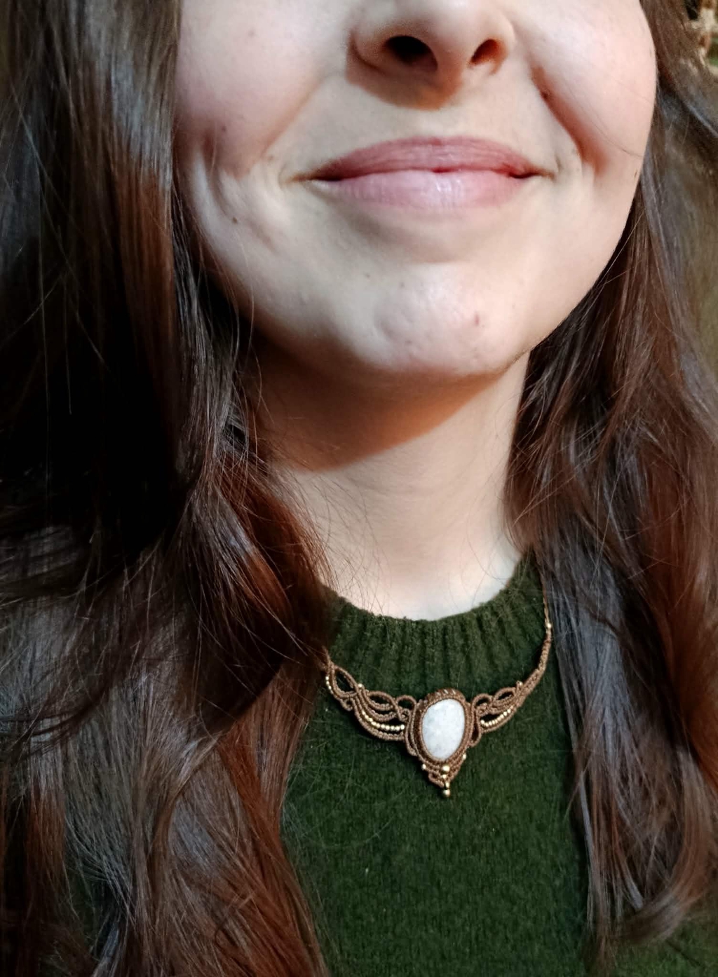 Collier pendentif Slowfil en micromacramé gris souris et galet naturel ocre de Bretagne, bijou artisanal unique de la collection Retour de Plage.