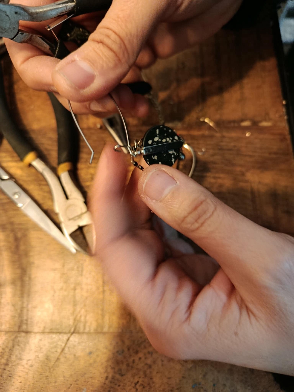 Découvrez les coulisses de Slowfil : comment l'upcycling transforme des bijoux anciens en créations uniques en micromacramé. Entre écologie et patience artisanale, découvrez l'art de donner une seconde vie à la matière.