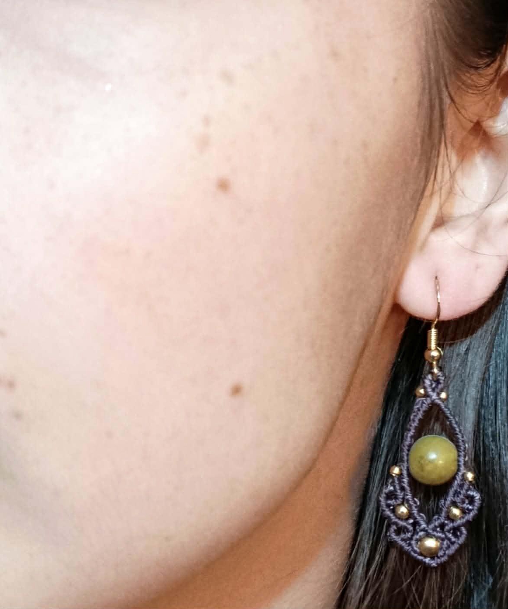 Boucles d'oreilles artisanales Slowfil en micromacramé léger et galets naturels de Bretagne, montures garanties sans allergènes.