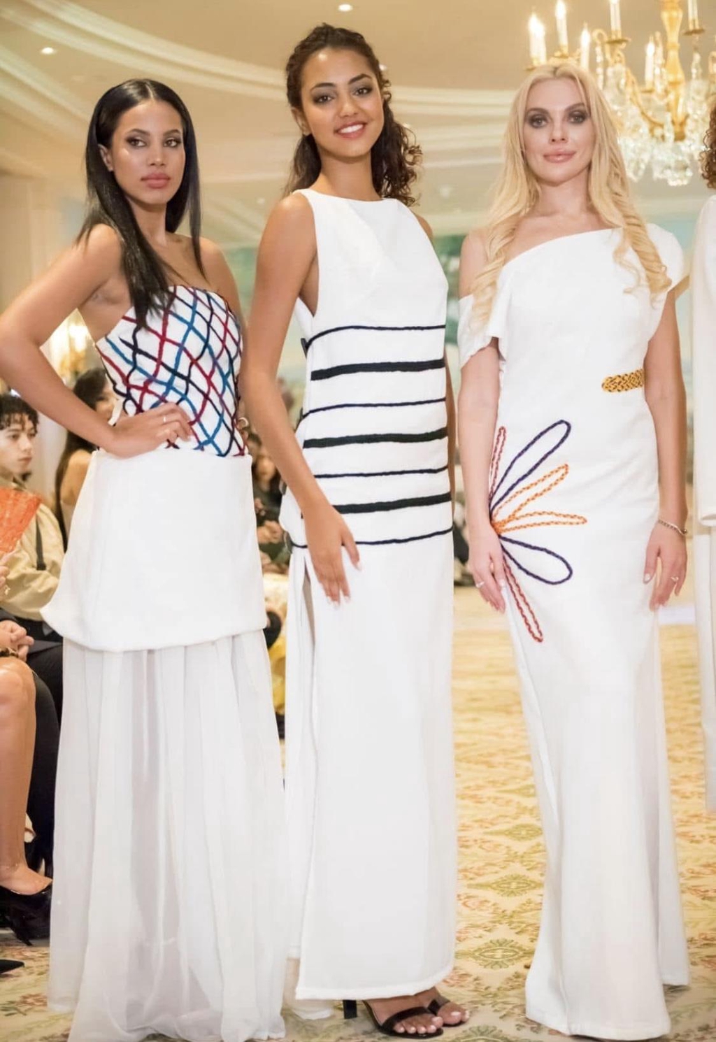 “Créatrice de mode artisanale dans son atelier, travaillant une robe sur mesure à la main pour Braysam Fashion.”
