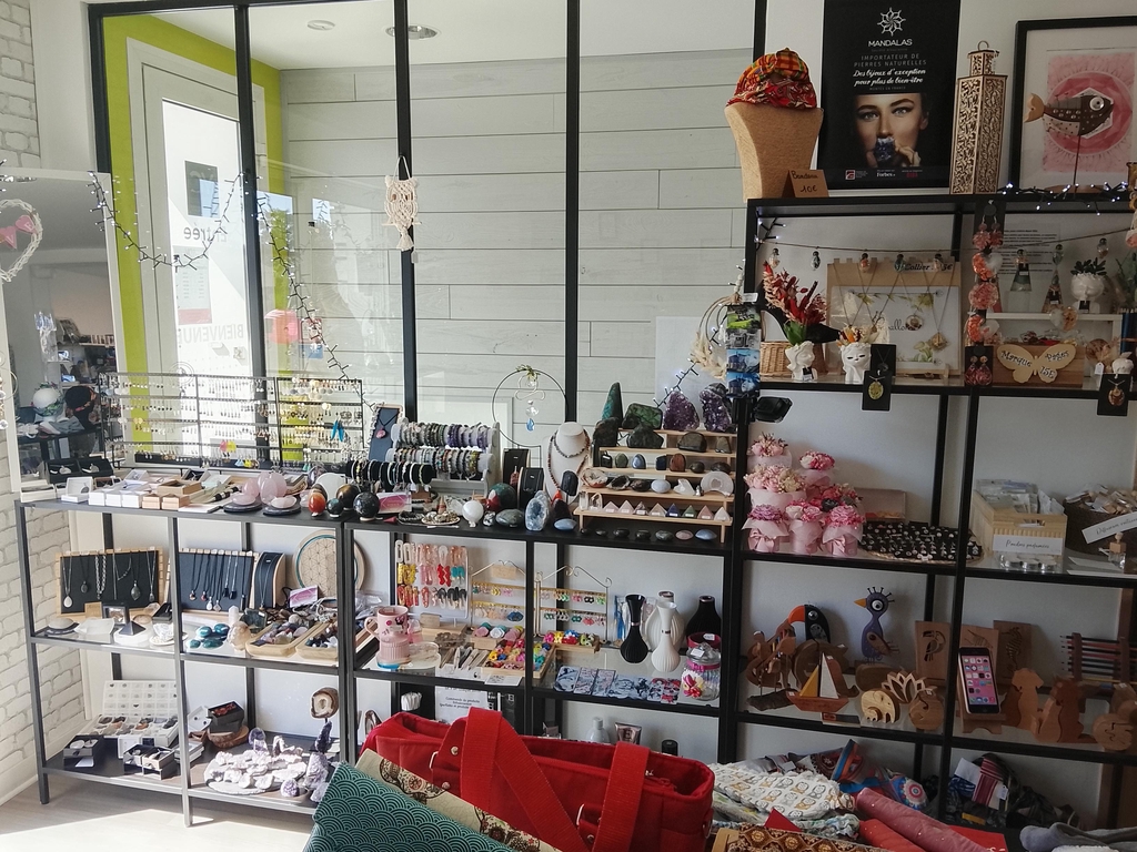 ADV & Compagnie 
Boutique de créateurs et producteurs locaux.
Votre boutique en ligne.