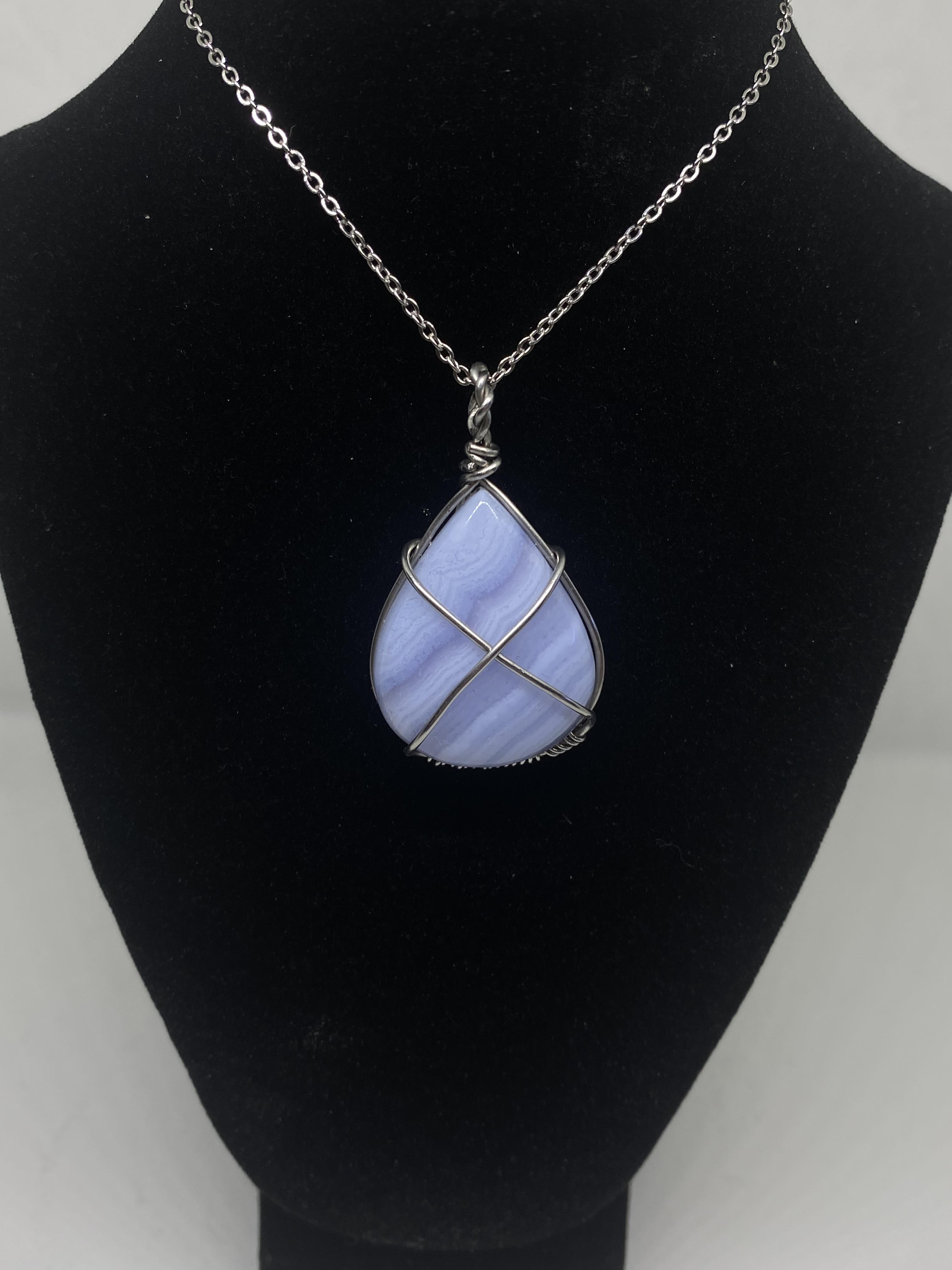 Créons ensemble votre bijoux, choisissez vos pierres, vos perles et je réalise pour vous une pièce unique pour un cadeaux, un mariage, une bague, un bracelet ou un collier.