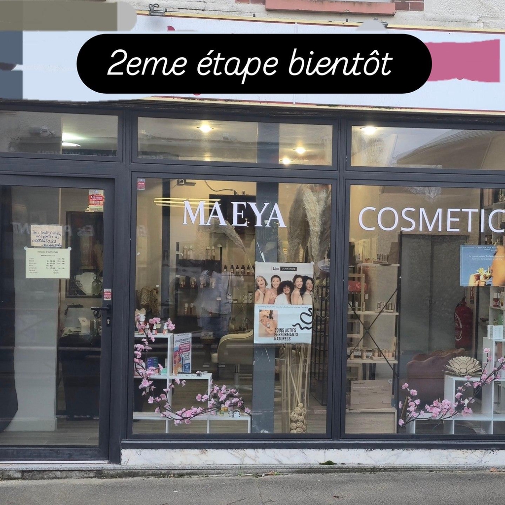 Voici la devanture de ma boutique Maeya Cosmetic’s, un lieu dédié à la beauté, au bien‑être et aux découvertes.
