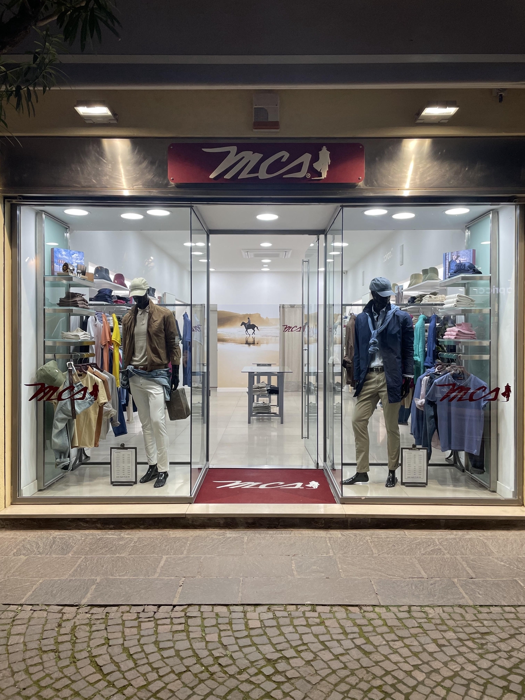 <main>
  <section id="chi-siamo">
    <h1>Chi siamo – GMP Clothing | Negozio Ufficiale MCS a Ischia</h1>
    <img src="..." alt="Interno del negozio GMP Clothing a Ischia">
    <p>Benvenuti su GMP Clothing...</p>
  </section>
</main>