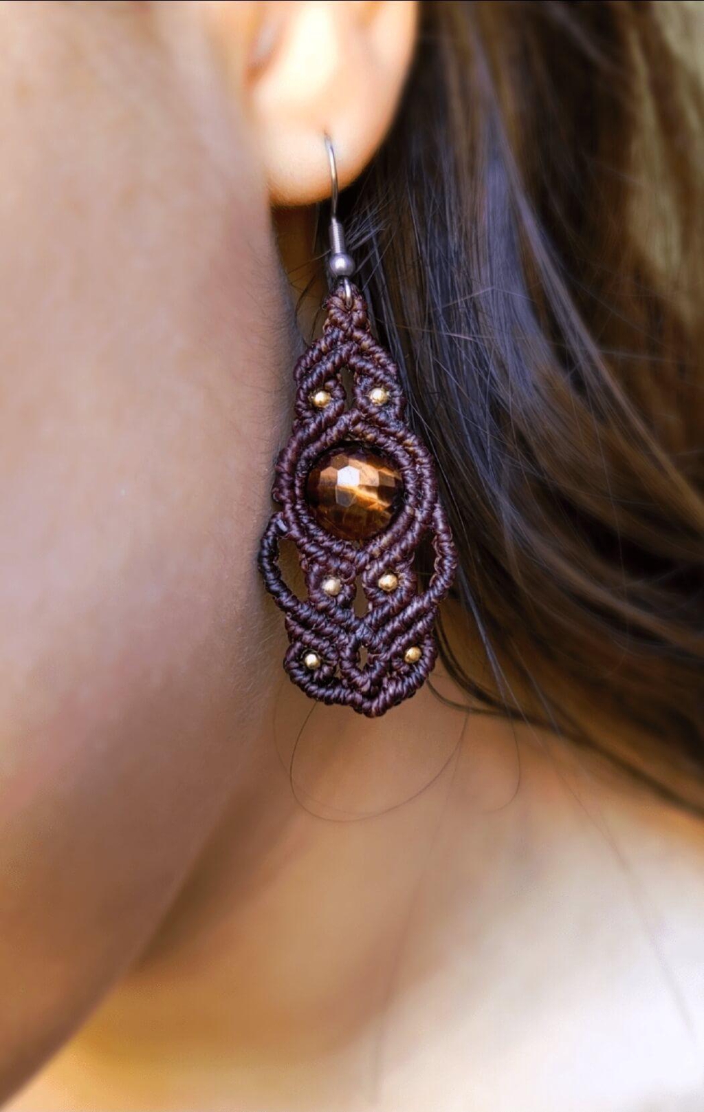 Boucles doreilles faites à la main en macramé et pierres naturelles