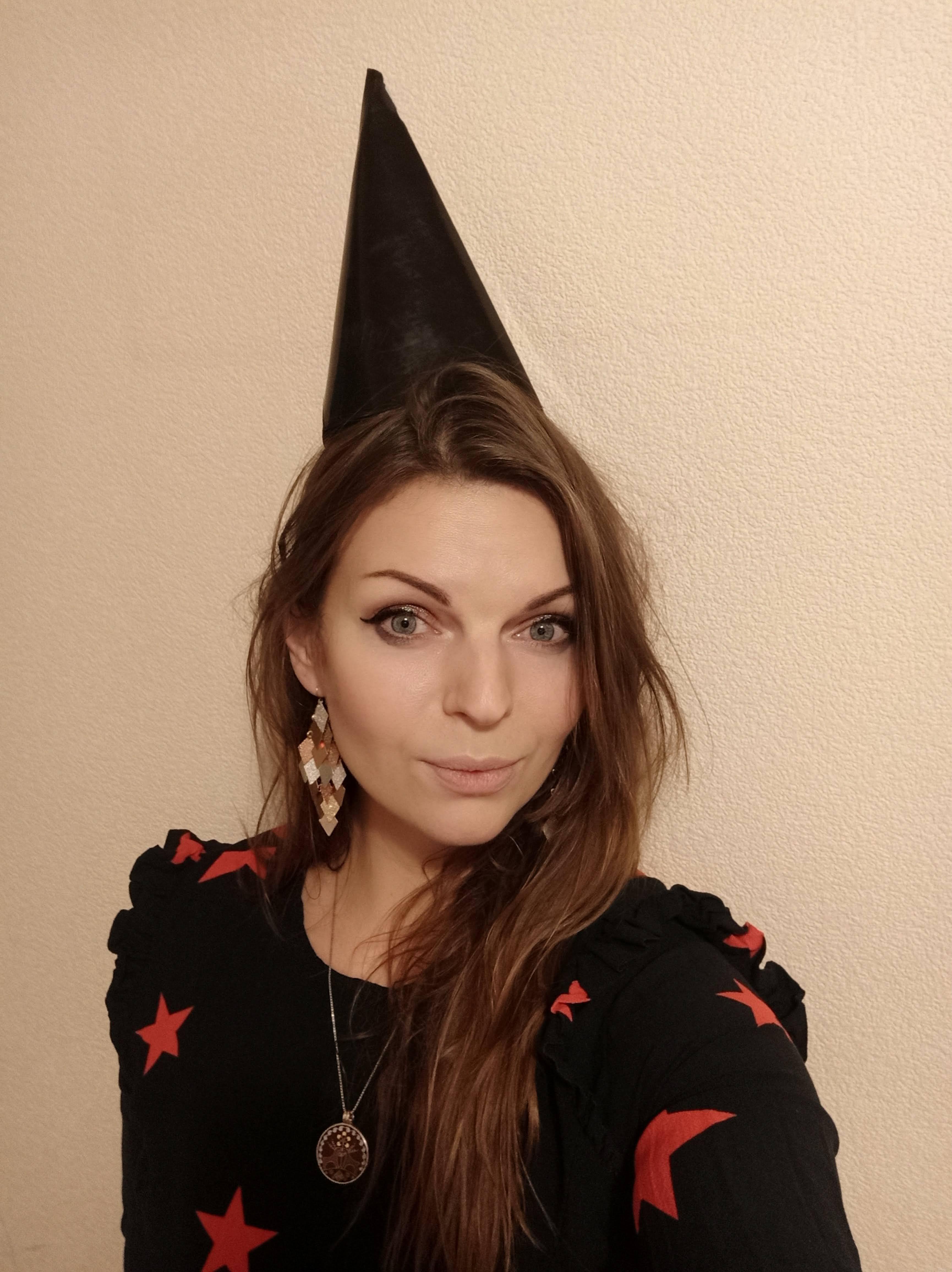 Portrait d’Anastasiia, créatrice du Monde d’Anastasiia, dans un univers inspiré de la magie et du symbolisme.