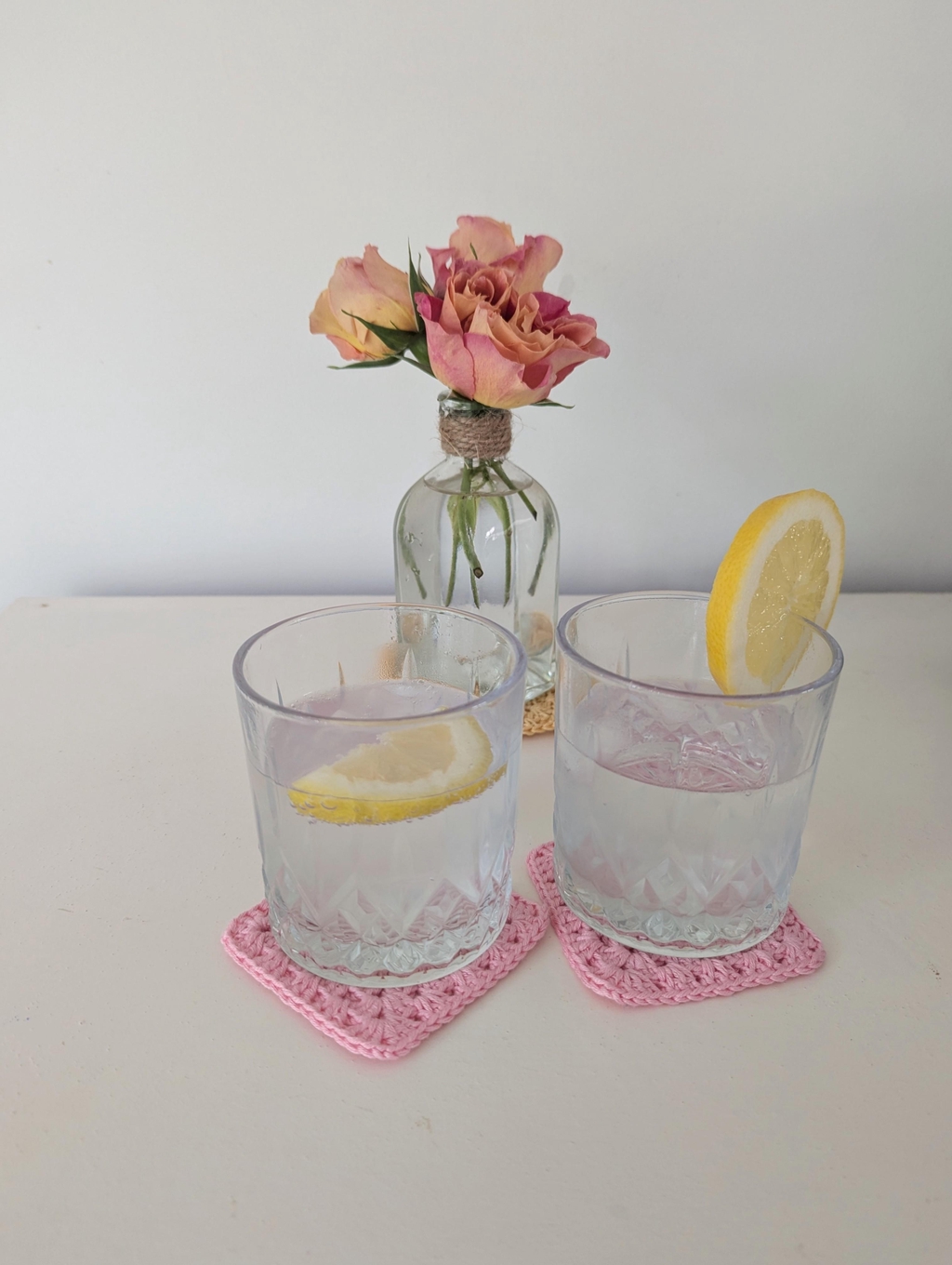 Deux verres décorés de citron et de roses, illustration des créations douces et uniques de Le Monde d'Anastasiia