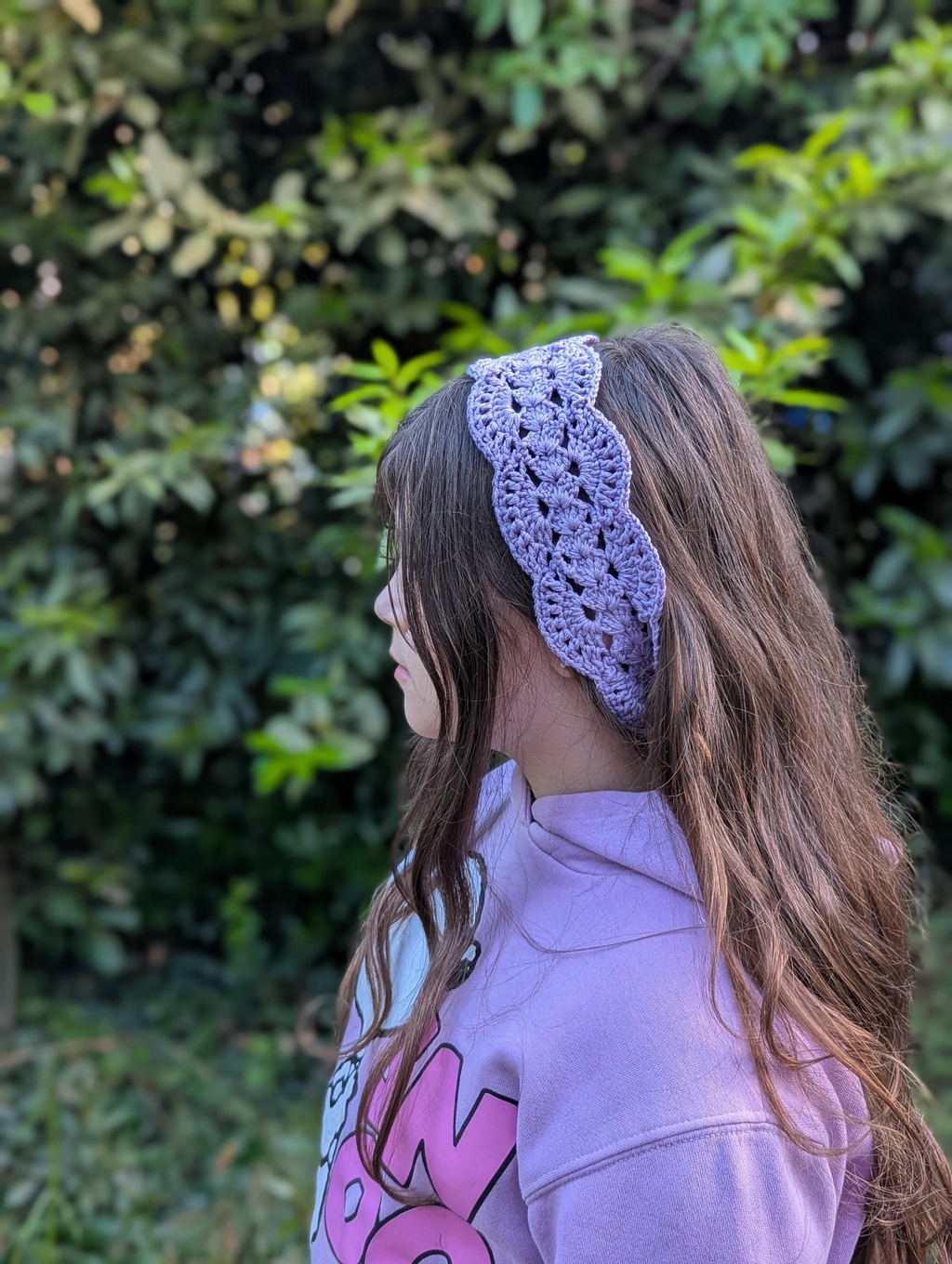 Bandeau ajouré crocheté à la main en coton certifié. Bandeau porté par une fille avec les cheveux longs.
Accessoires de l'univers Le Monde d'Anastasiia 