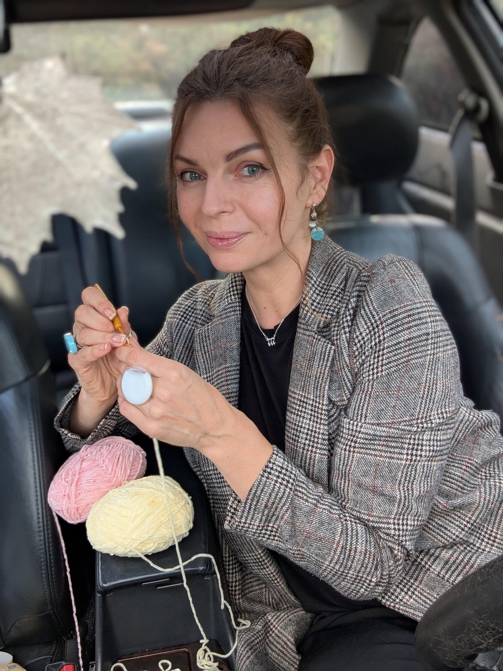 Créatrice de Le Monde d’Anastasiia en train de réaliser une création en crochet à la main.