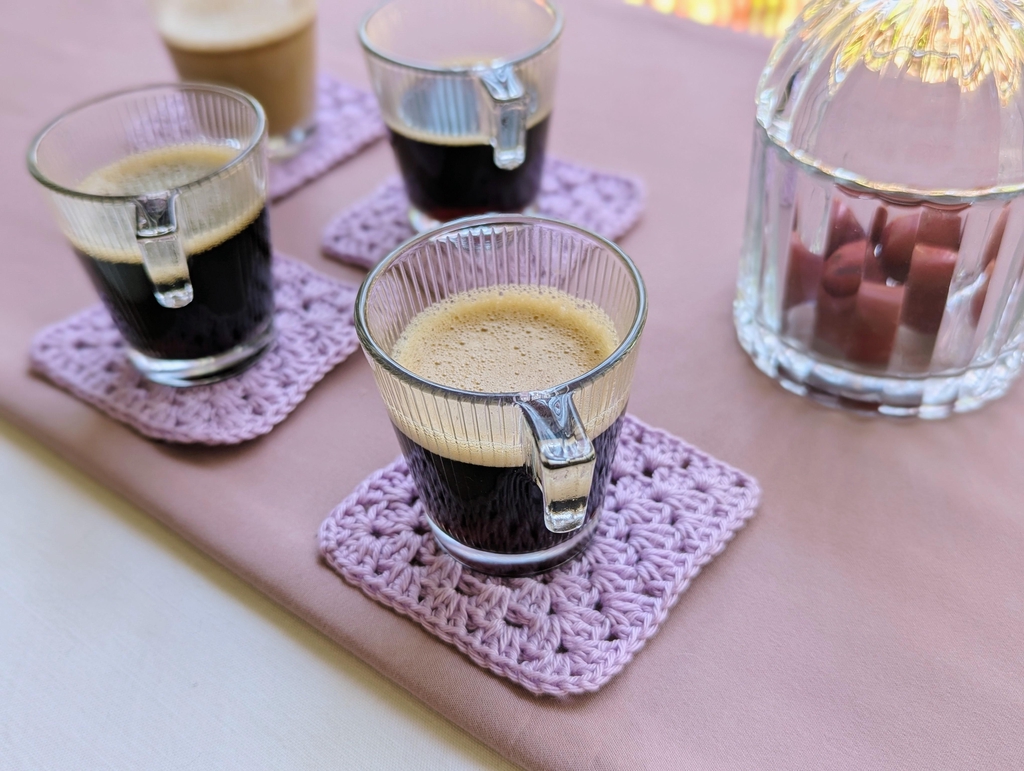 Dessous-de-verre au crochet faits main — coton naturel & couleurs pastels.
Créations artisanales au crochet pour femmes et enfants, fabriquées à Bordeaux