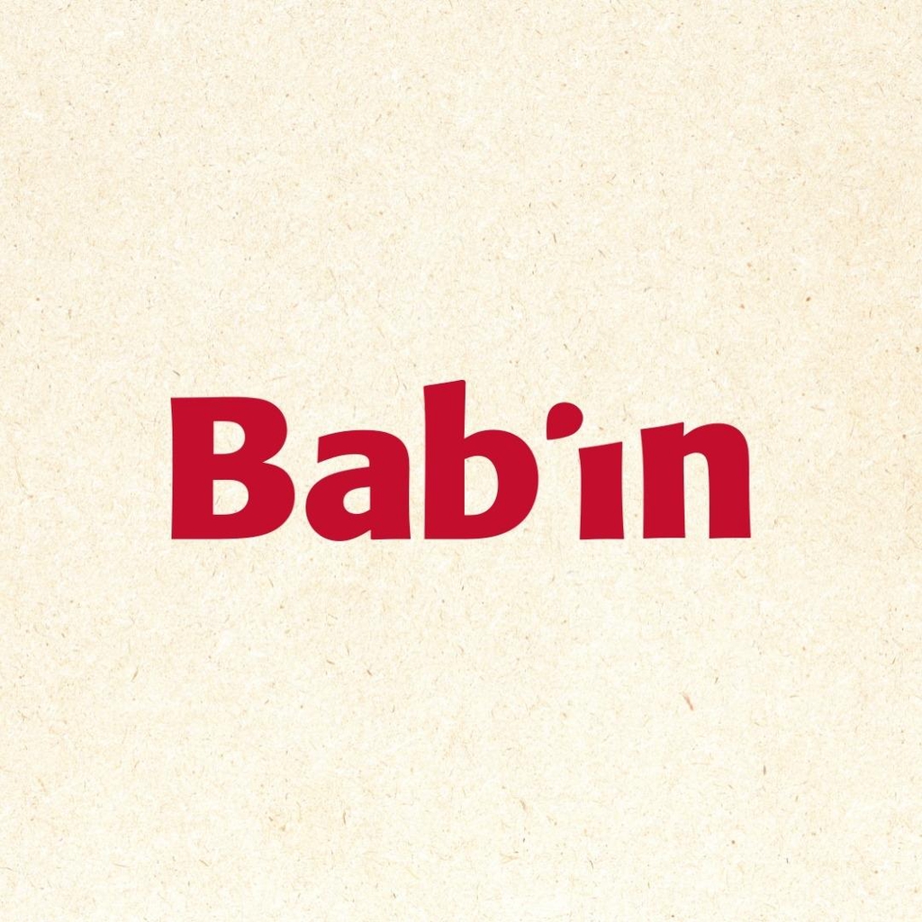 Notre atelier est au pied de la Montagne Noire, non loin de Toulouse. Ici, les gens aiment le terroir, ils ont une culture du goût, du bon produit et de la nature. Bab'In est fidèle à ses racines du Sud-Ouest !

Depuis 40 ans, nous défendons une idée toute simple : pour être heureux et en bonne santé, nos chiens et nos chats doivent bien manger. Tout est parti du canard, spécialité locale s'il en est. Un met de choix pour nos compagnons !

Nous sommes convaincus que l'excellence des produits et l'alimentation saine n'ont aucune raison d'être réservées aux hommes, nos compagnons à quatre pattes les apprécient tout autant.

Notre vétérinaire nutritionniste sélectionne des produits sains de terroir pour fabriquer des croquettes de grande qualité dans notre atelier. De formation vétérinaire, l'animal est pour lui une vocation.