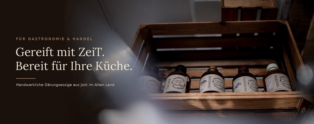 Essigflaschen der ZeiT Genusswerkstatt in einer Holzkiste – Essig für Gastronomie und Handel