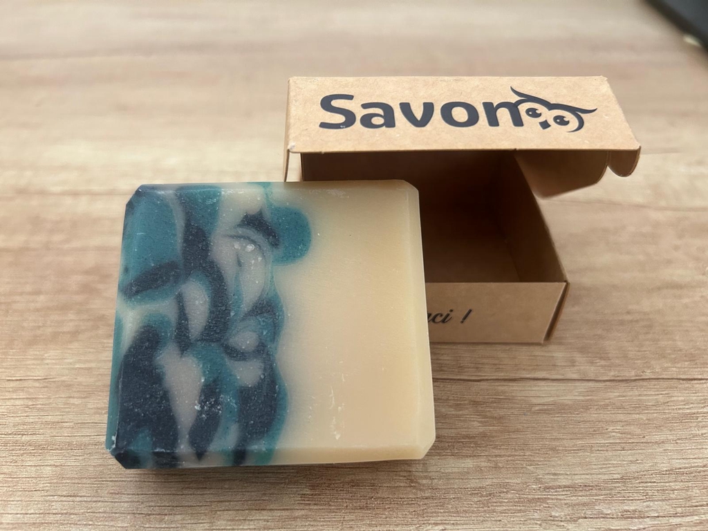 Ricochet est un savon peau sensible, formulé sans parfum ni huile essentielle. Riche en beurre de karité et beurre de cacao, ce savon artisanal sans parfum nettoie en douceur, protège du dessèchement et respecte l’équilibre des peaux fragiles, réactives ou délicates