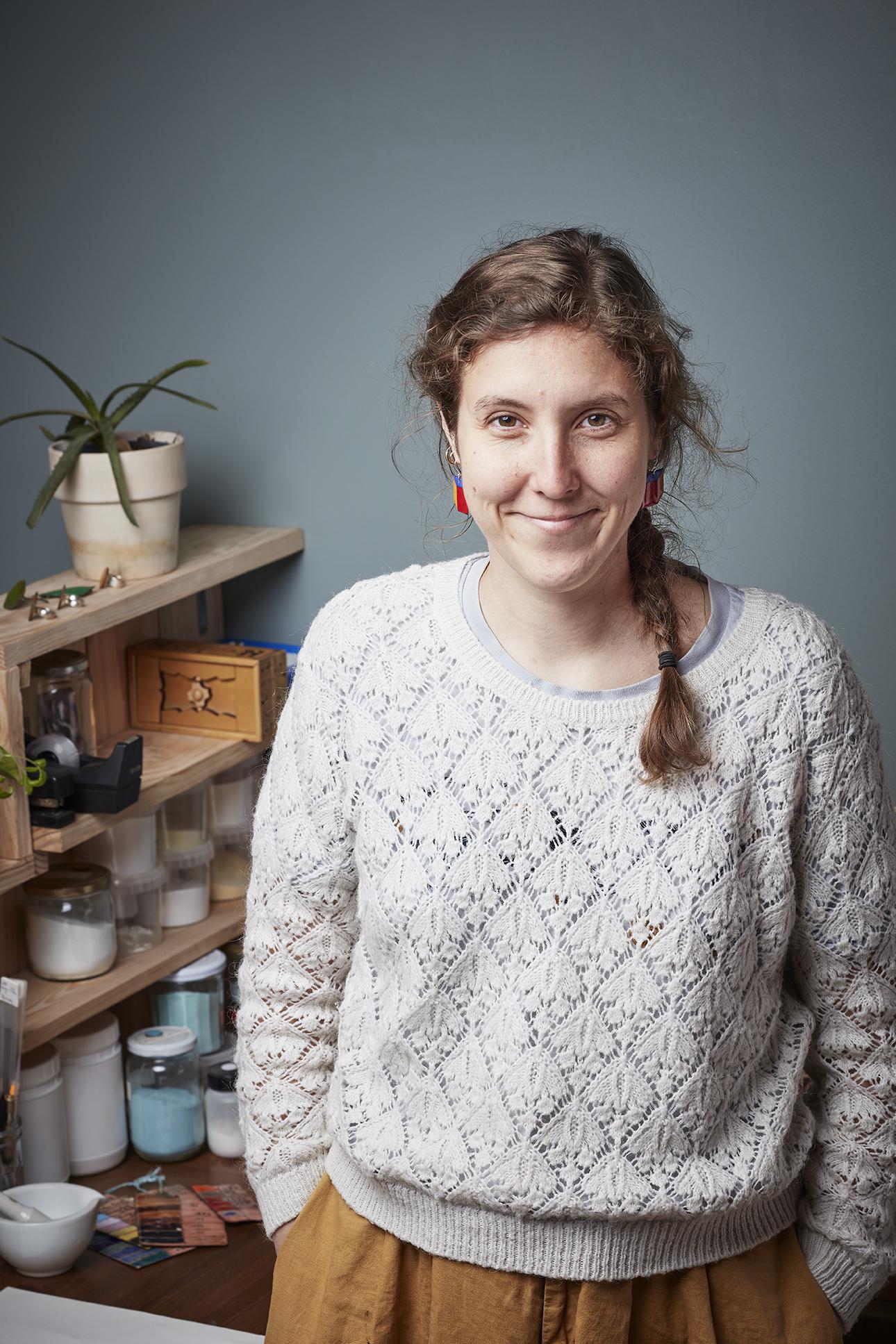 Clarisse la créatrice de Près du feu dans son atelier à Auray