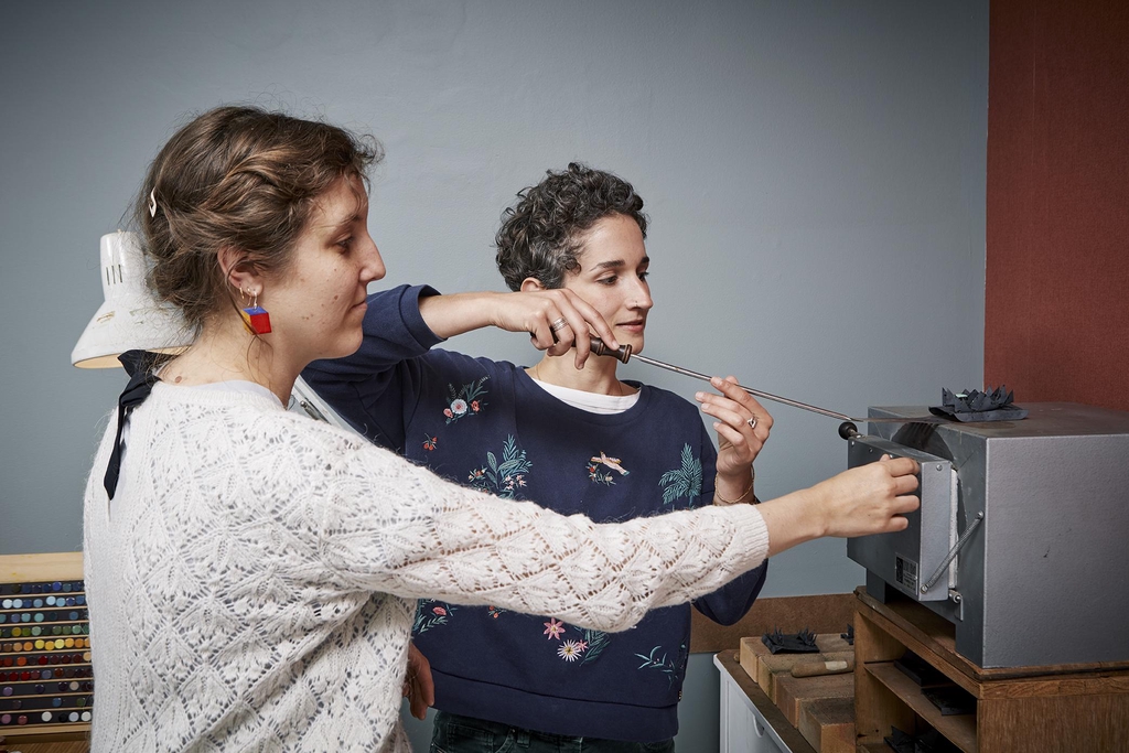 découverte de la cuisson lors d'un atelier pour apprendre à fabriquer ses bijoux en émaux sur cuivre
