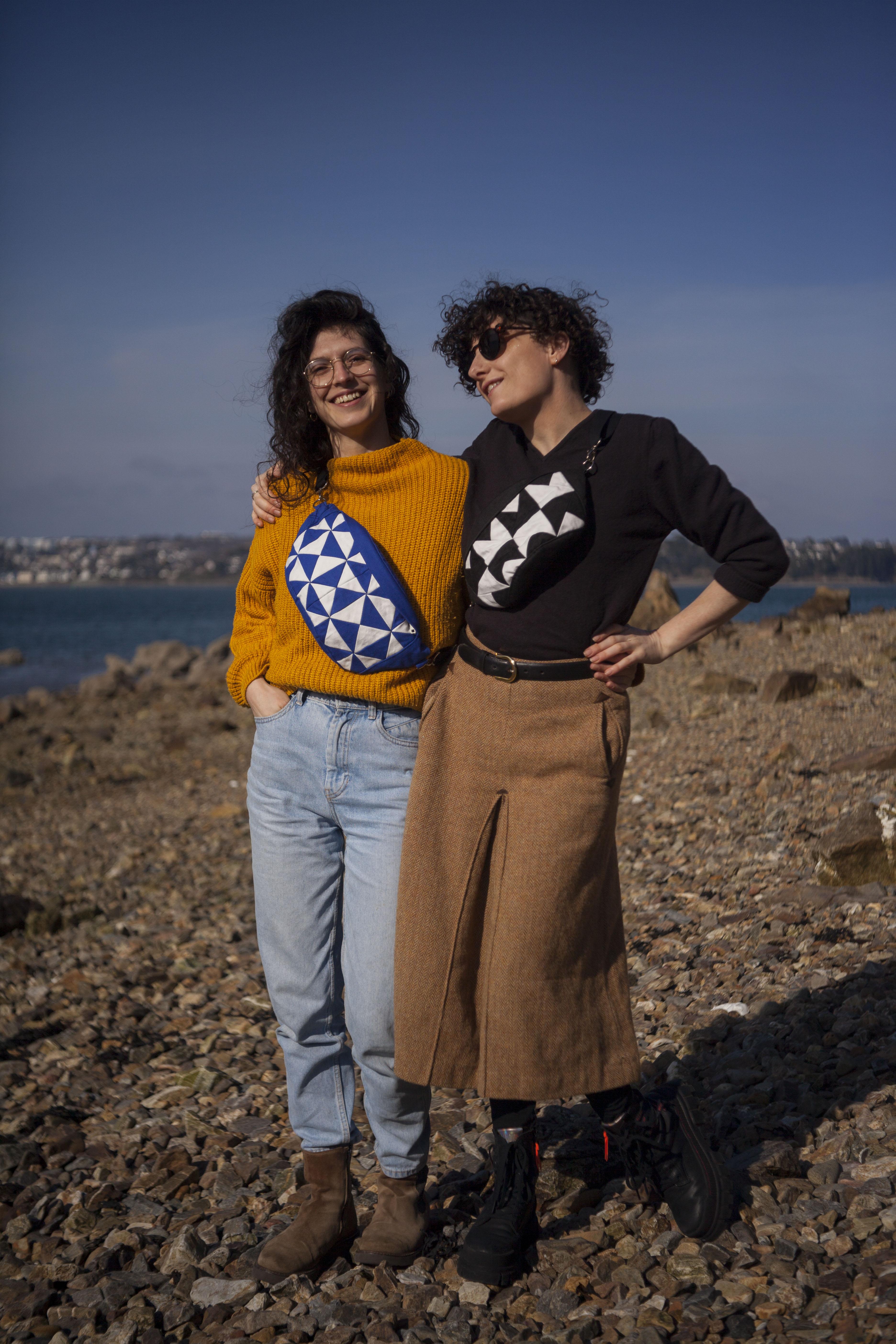 Image de deux personnes à la mer se tenant dans les bras et portant chacune une banane en patchwork.