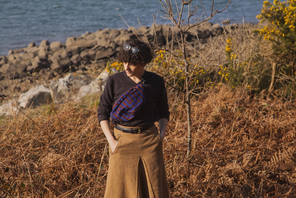 Image d'une personne dans la nature, portant une banane violette et marron.
