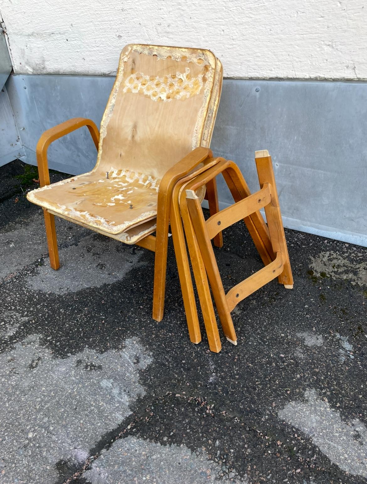 Huonekalujen verhoilua voi edeltää kunnostus.