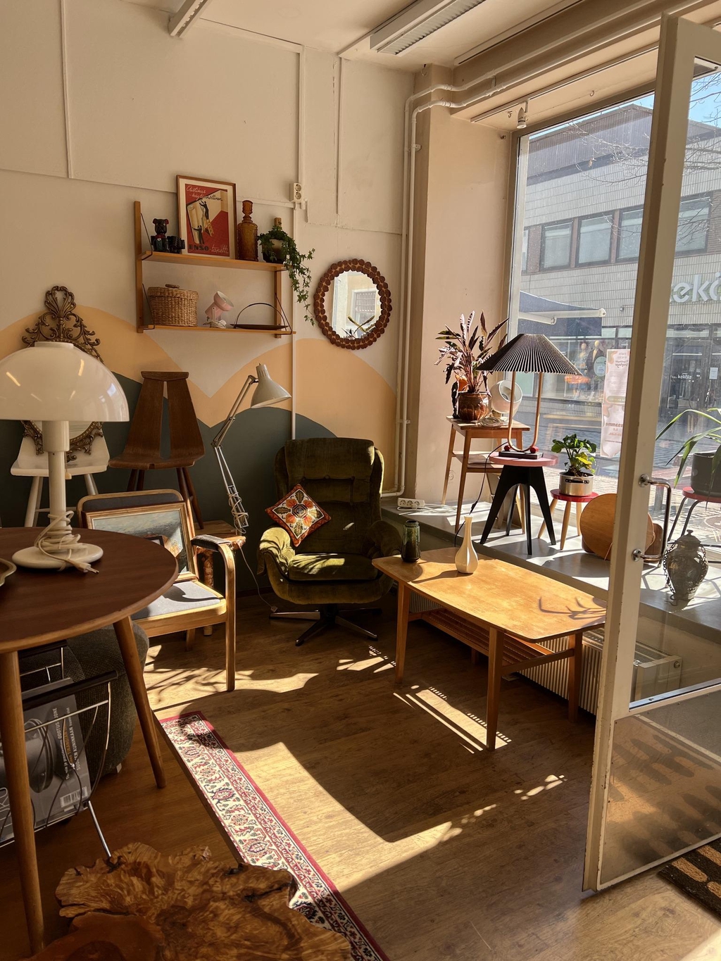 Käpälämäen vintagekauppa osana vanhojen tavaroiden palvelukokonaisuutta