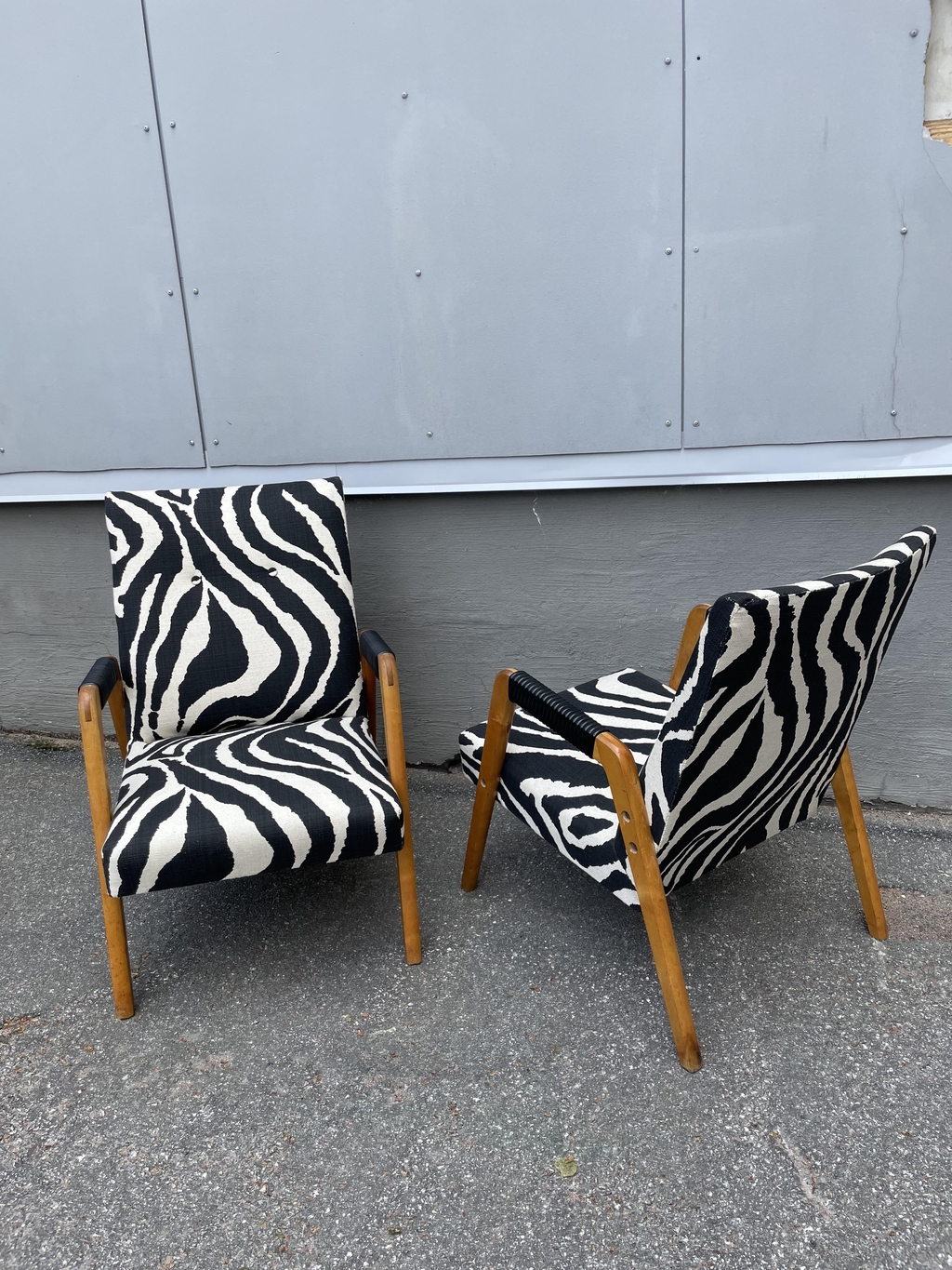 Käpälämäki Vintage verhoilee monenlaisia huonekaluja ja kunnostaa ne takaisin käyttöön.