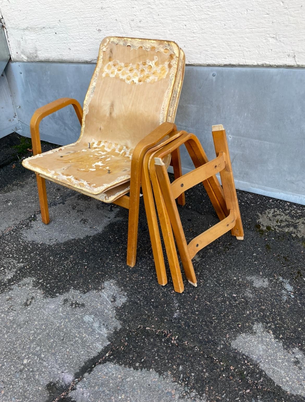 Huonekalujen verhoilua voi edeltää kunnostus.