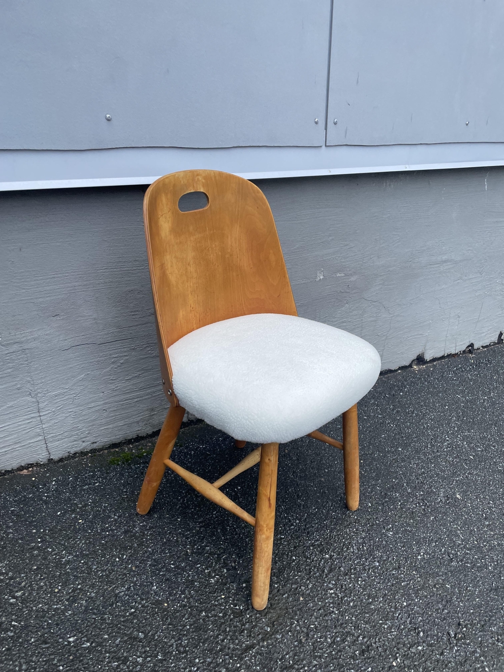 Ilmari Lappalaisen Askolle suunnittelema Bambino-tuoli uudelleen päällystettynä ja puuosat lakattuna.