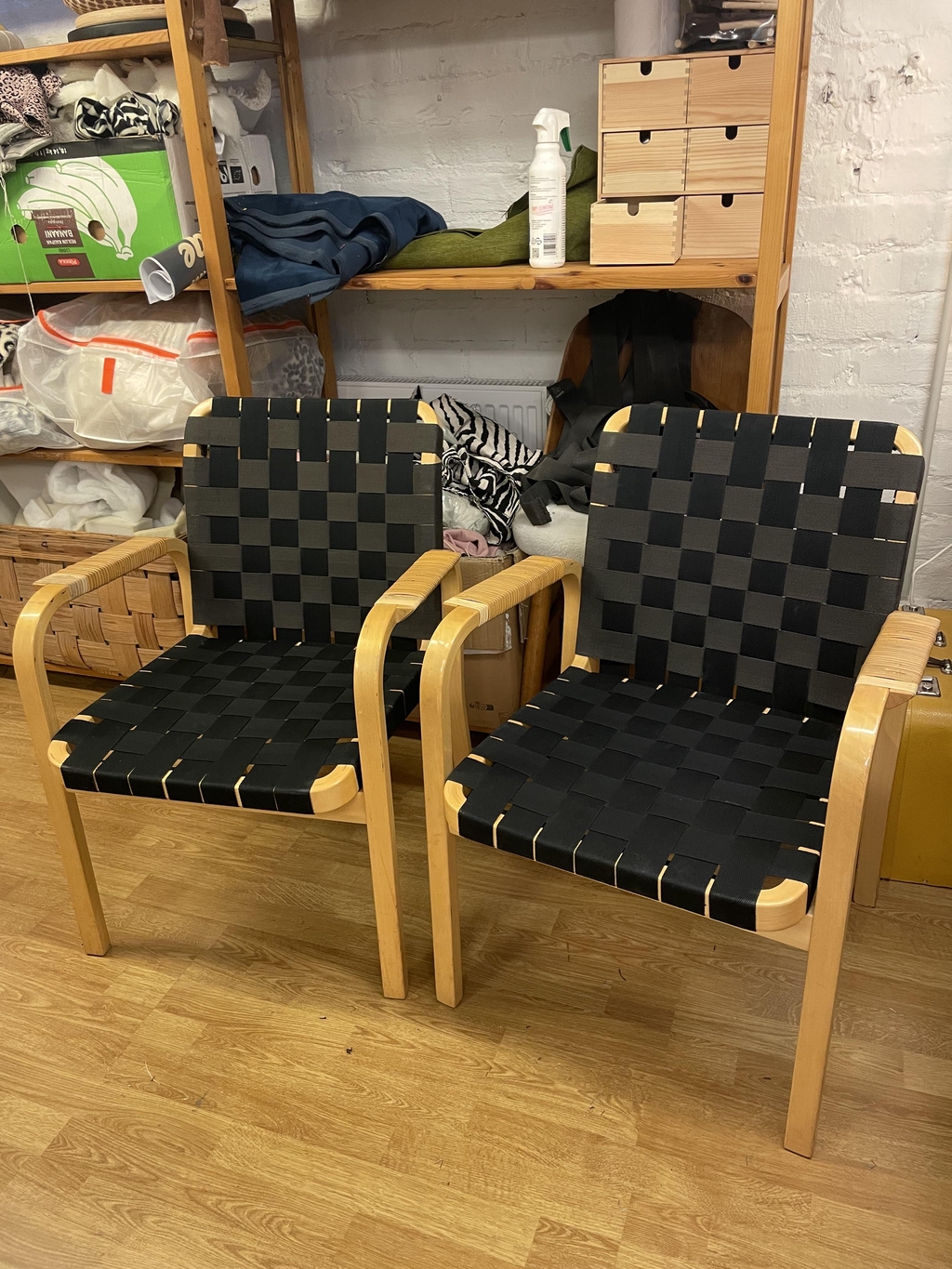 Uudelleen vyötetyt ja käsinojista korjatut Artek 45 tuolit