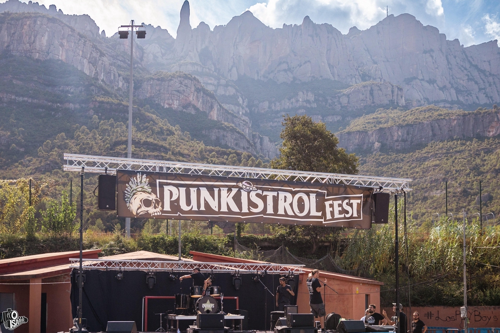Punkistrol fest al peu de la muntanya de Montserrat