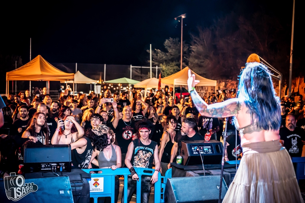 Punkistrol fest al peu de la muntanya de Montserrat