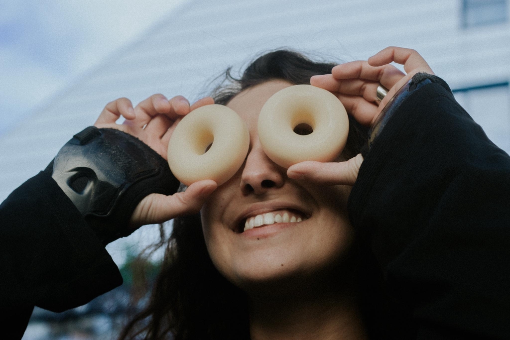 Femme avec wax donut sur les yeux