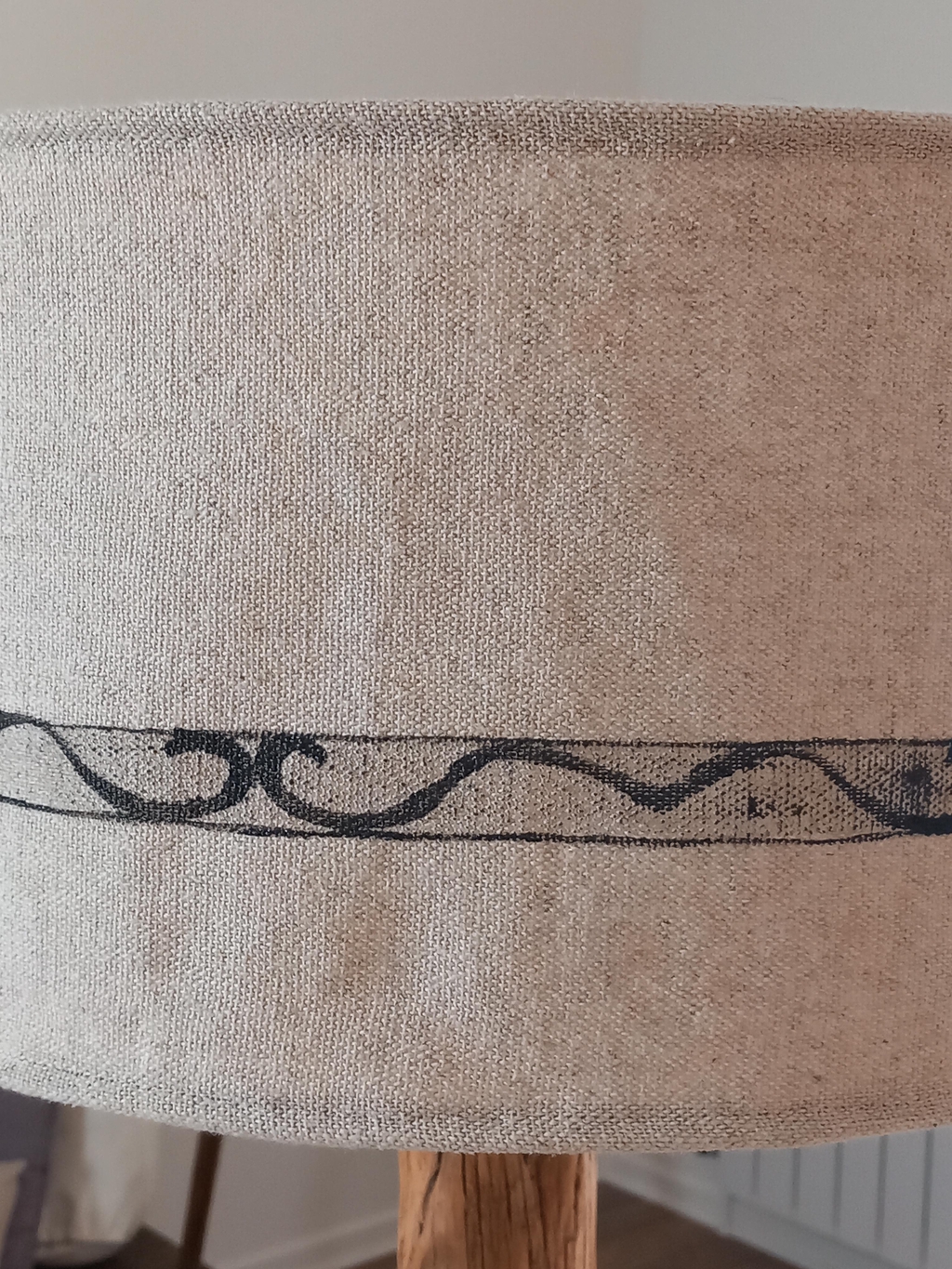 Du chanvre peint à la main, fabrication artisanale abat-jour